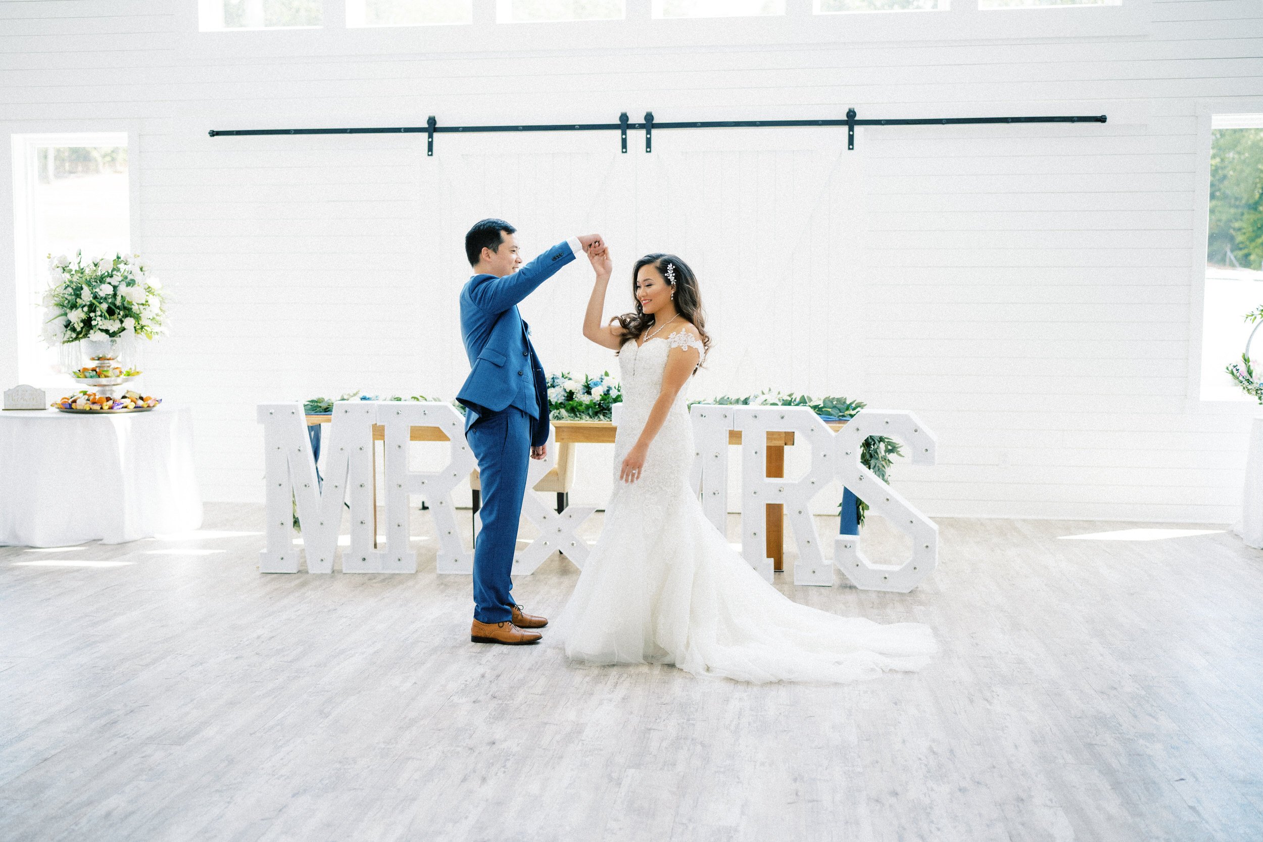 the-barn-at-blue-sky-farm-wedding-pictures